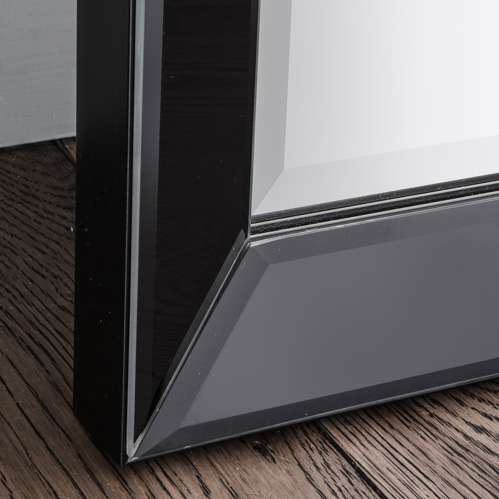 Luca Leaner Mirror Black