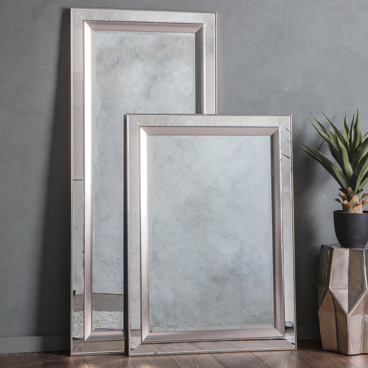 Madri Leaner Mirror